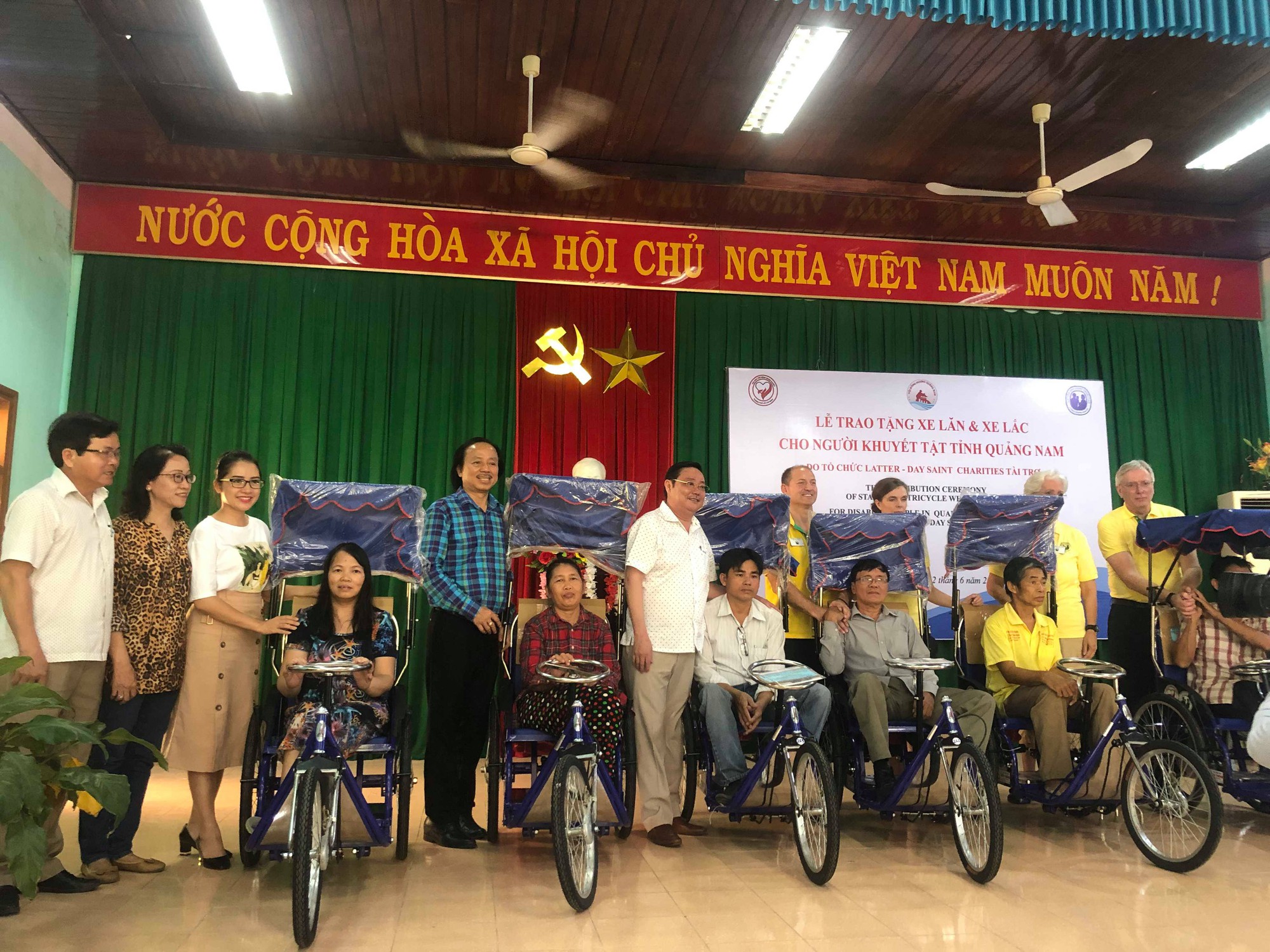 Hội đồng hương Quảng Nam tại TP HCM: Trao 200 xe lăn, xe lắc cho người khuyết tật quê nhà