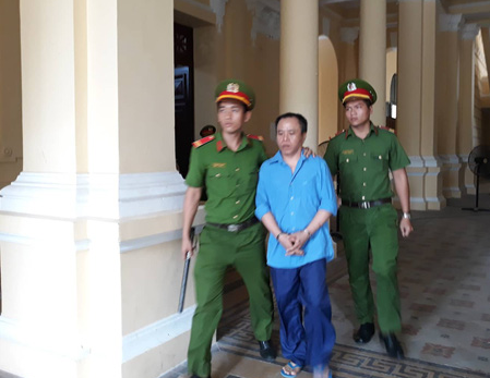  Chồng giết người, vợ bị đ&aacute;nh giữa t&ograve;a - Ảnh 1.