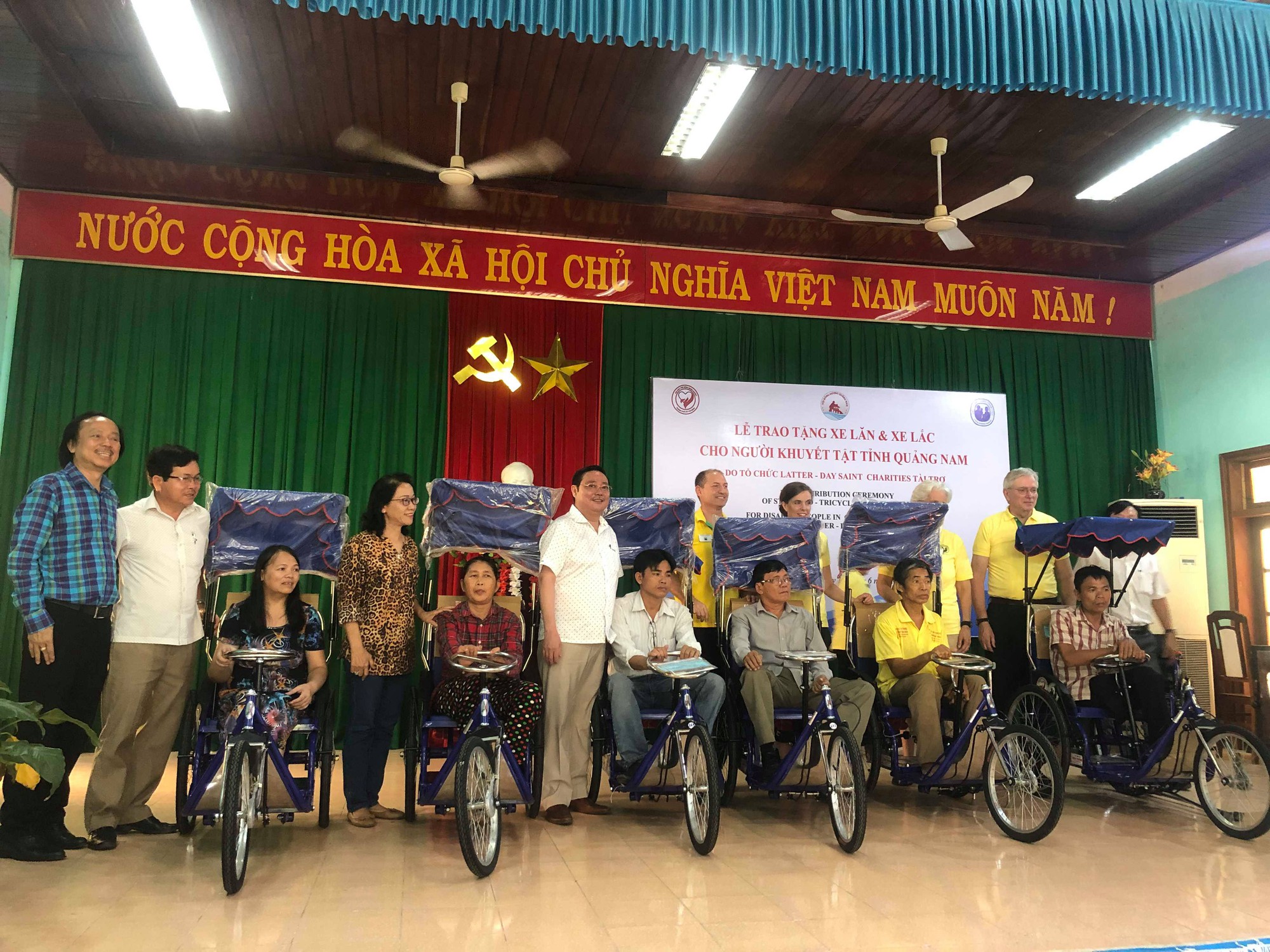 Hội đồng hương Quảng Nam tại TP HCM: Trao 200 xe lăn, xe lắc cho người khuyết tật qu&ecirc; nh&agrave; - Ảnh 1.