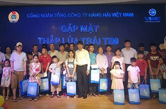 Công đoàn Hàng hải Việt Nam gặp mặt Thắp lửa trái tim - Ảnh 1.