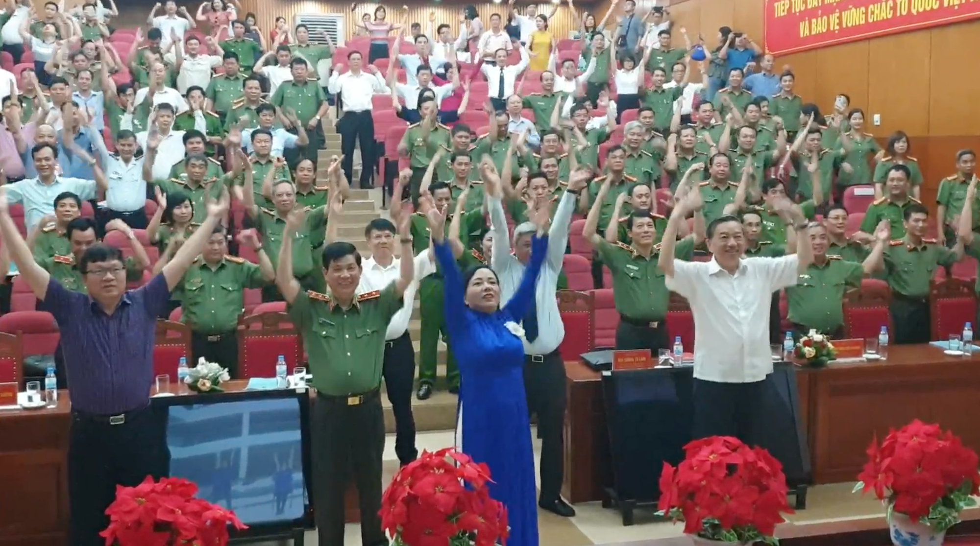 Clip: Bộ trưởng Nguyễn Thị Kim Tiến mời Bộ trưởng Công an Tô Lâm tập thể dục giữa buổi họp
