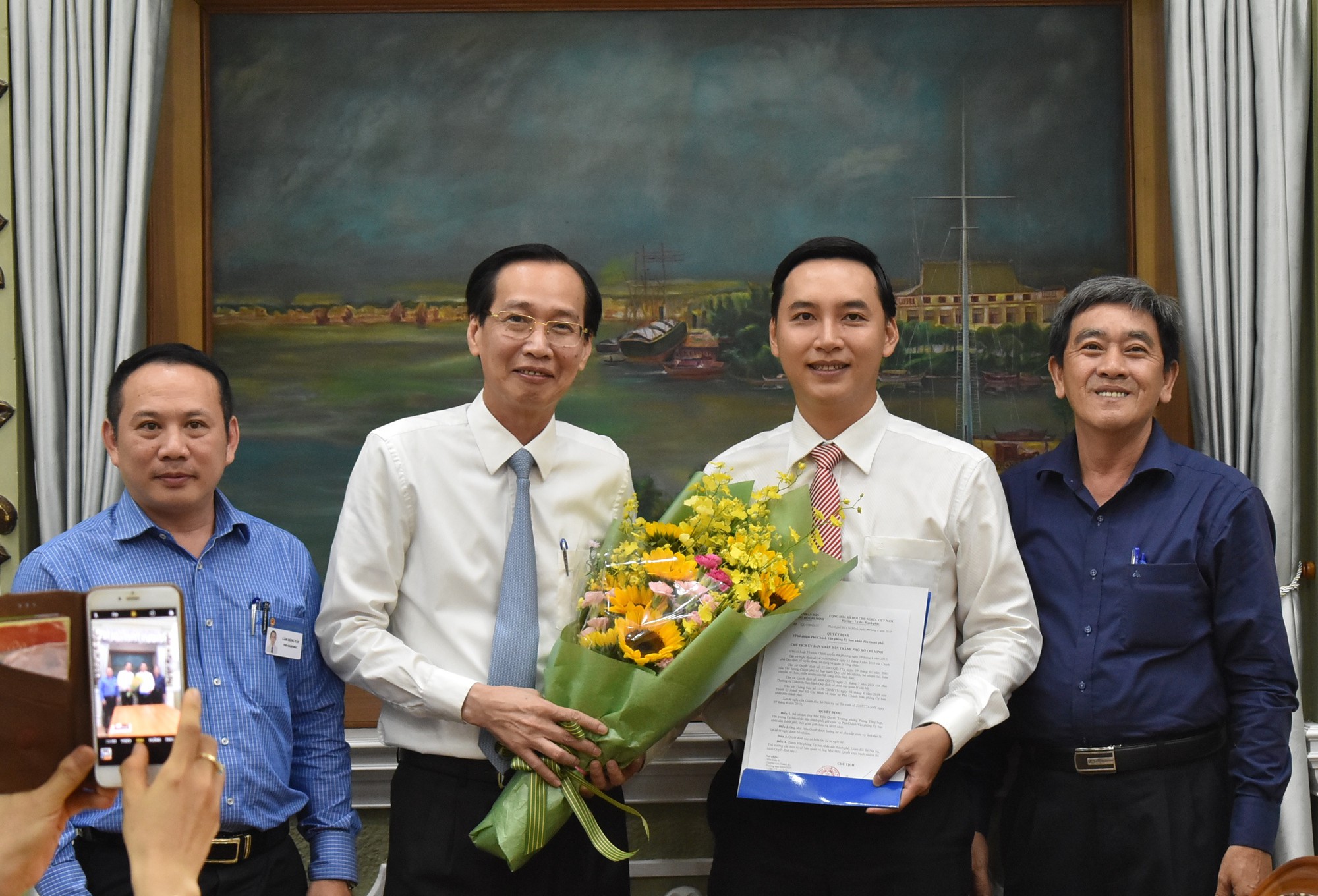 UBND TP HCM có tân phó chánh văn phòng 35 tuổi - Ảnh 1.