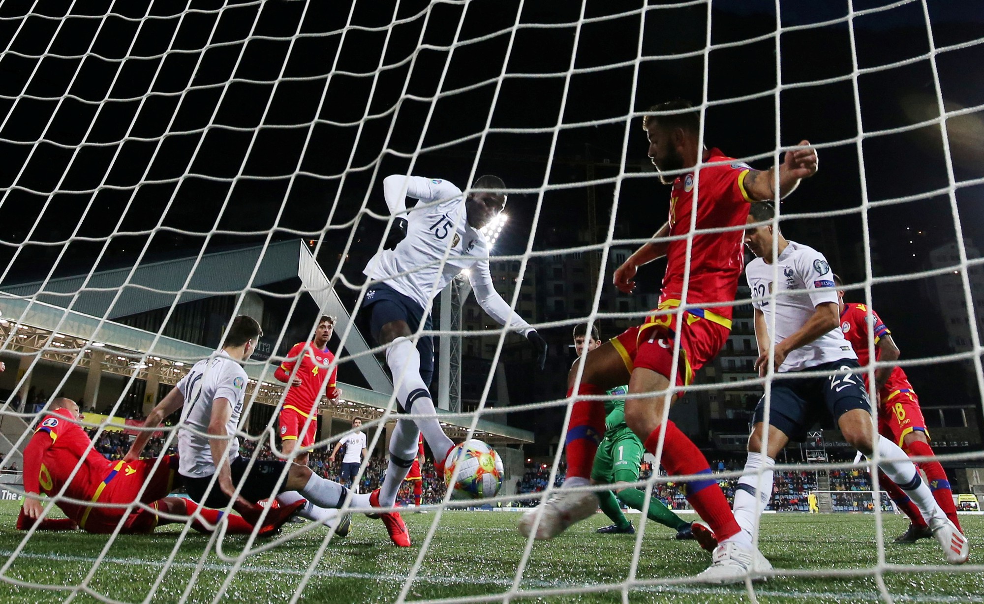 Pháp, Đức trút giận, mưa bàn thắng ập đến vòng loại Euro 2020 - Ảnh 4.