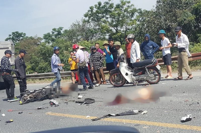 Xe tải tông xe máy, 2 thanh niên ngã xuống đường bị cán chết