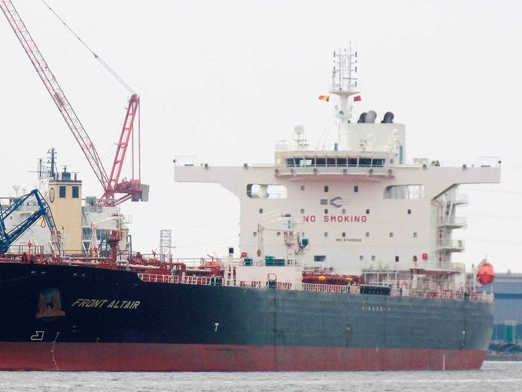 H&agrave;ng loạt t&agrave;u chở dầu bị tấn c&ocirc;ng ở Vịnh Oman - Ảnh 1.