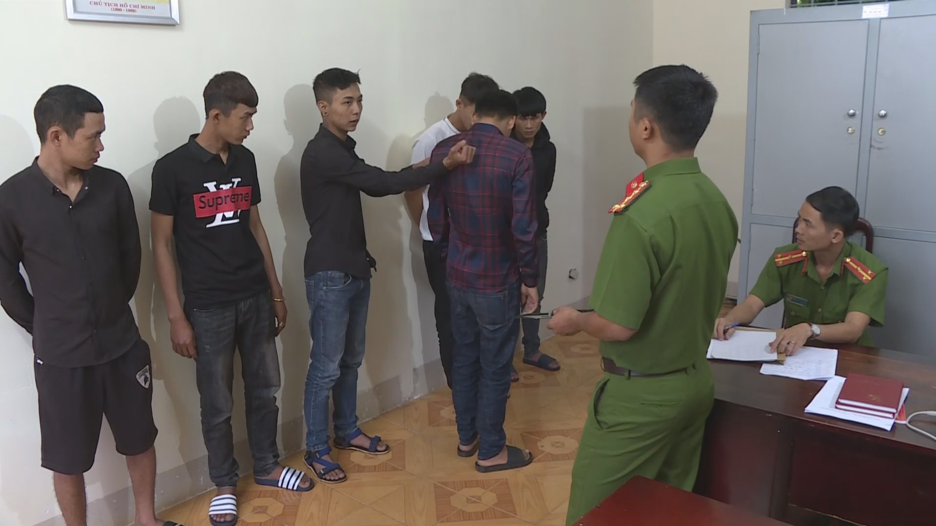 Hai nhóm thanh niên lao vào hỗn chiến chỉ vì… "nhìn đểu"!