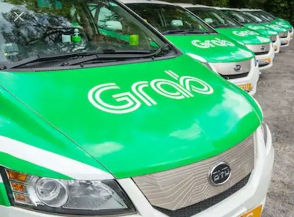 Tài xế Grab nhốt luôn kẻ cướp trong xe
