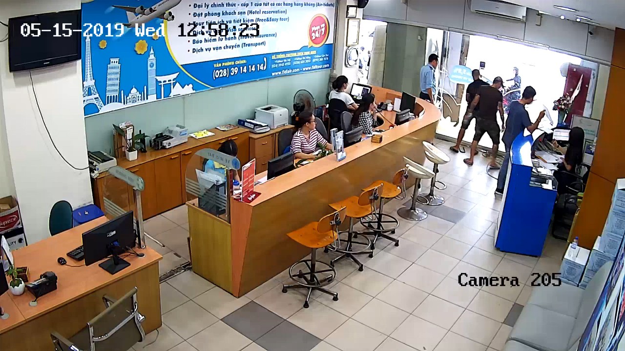 [VIDEO] - Nhóm người xăm trổ khủng bố doanh nghiệp giữa trung tâm TP HCM