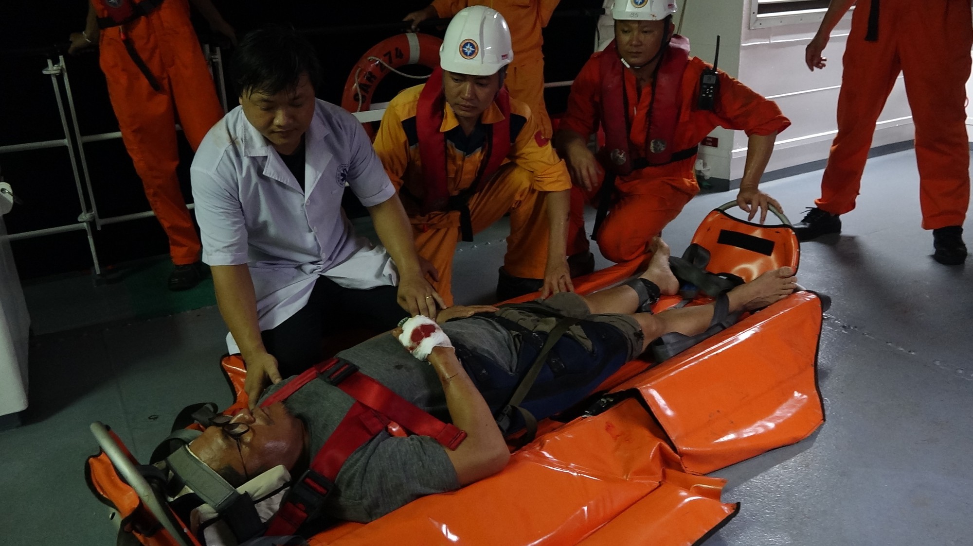Cứu thuyền viên Philippines gặp nạn trên vùng biển Đà Nẵng