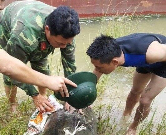 Đánh cá trên sông, "trúng" quả bom lớn dài 1,2 m
