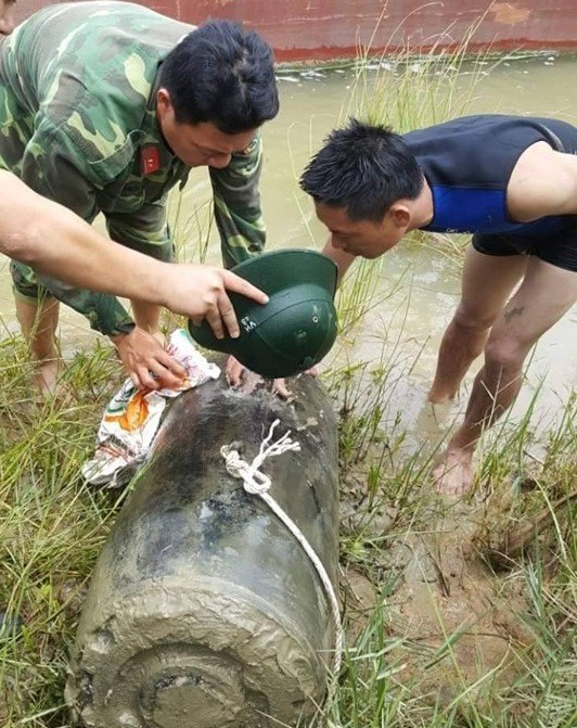Đ&aacute;nh c&aacute; tr&ecirc;n s&ocirc;ng Lam, lưới ngư d&acirc;n vướng bom &ldquo;khủng&rdquo; d&agrave;i 1,2 m - Ảnh 1.