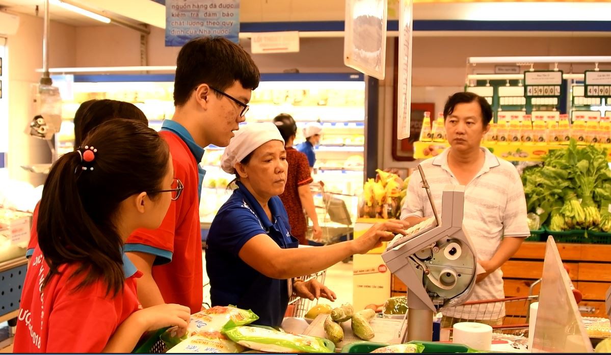 Gần 700 học sinh TP HCM trải nghiệm một ng&agrave;y l&agrave;m nh&acirc;n vi&ecirc;n si&ecirc;u thị - Ảnh 3.