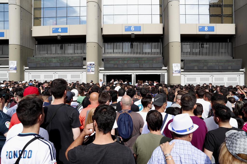 Bom tấn Hazard ch&agrave;o s&acirc;n, 50.000 CĐV Real Madrid l&ecirc;n cơn sốt  - Ảnh 1.