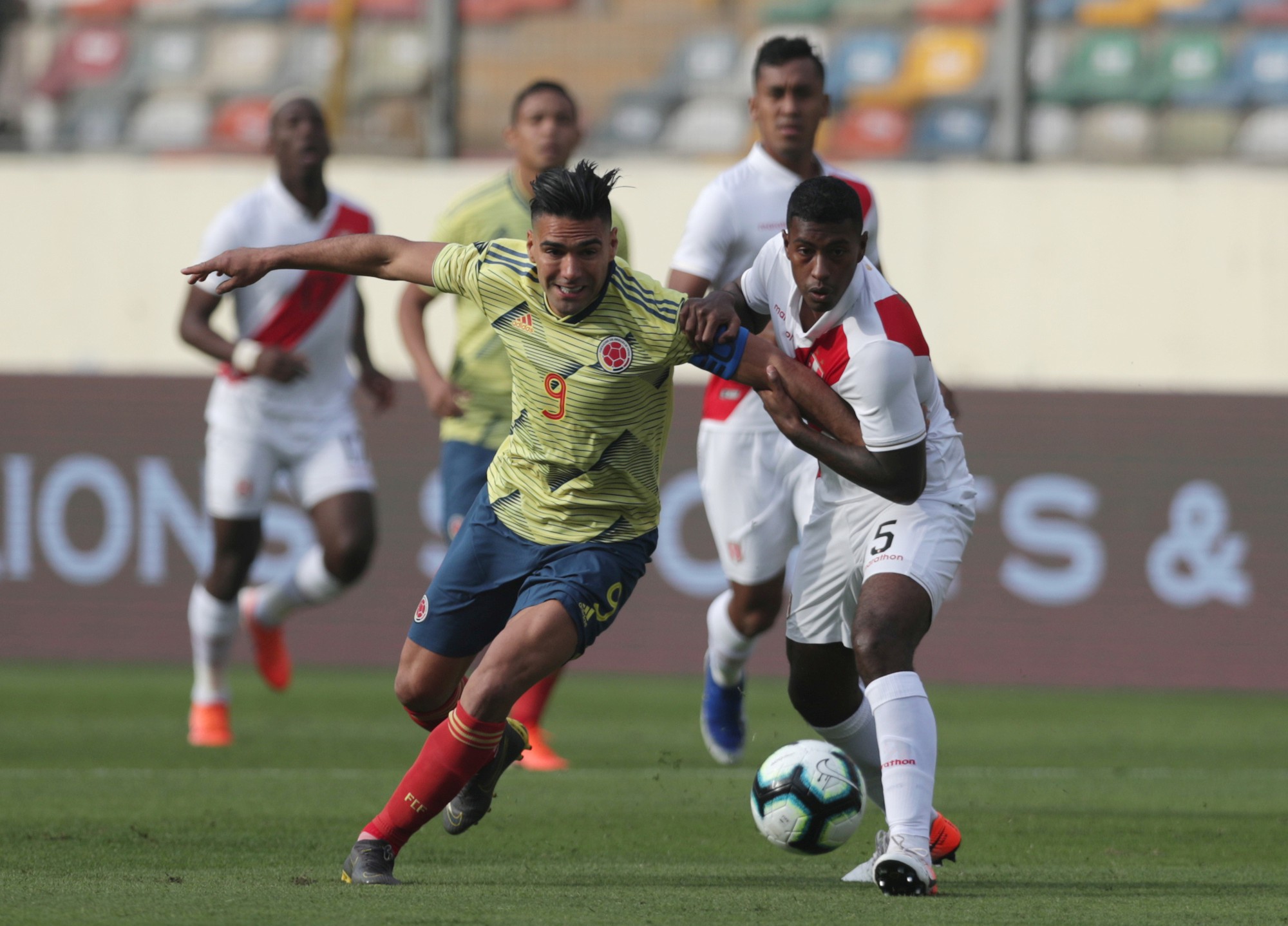 Messi không dễ thắng Falcao