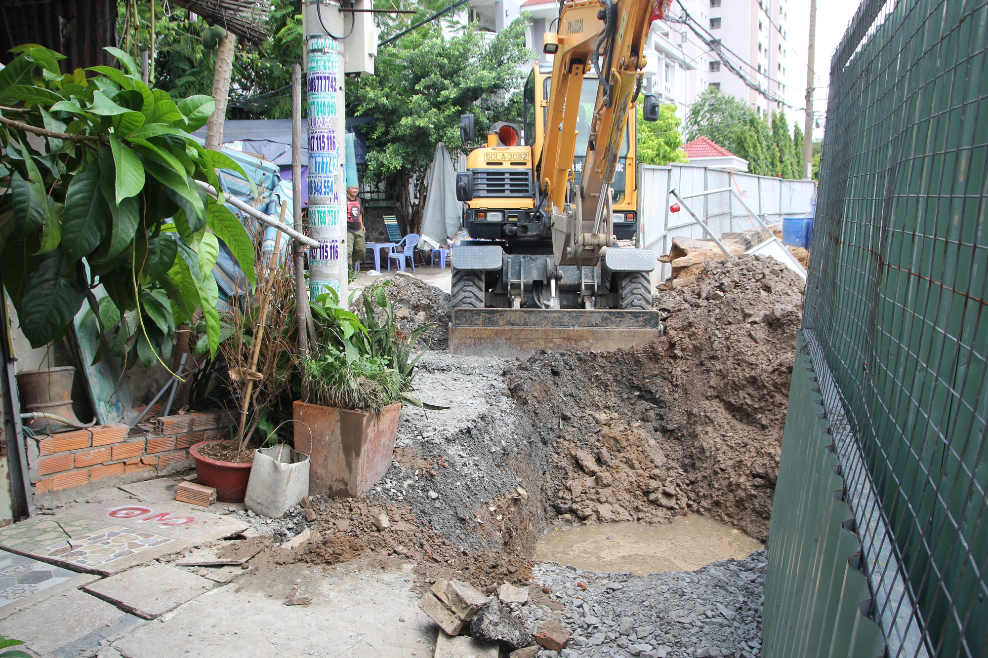 CLIP: Sụp l&uacute;n nghi&ecirc;m trọng tr&ecirc;n đường Ba Đ&igrave;nh, quận 8, TP HCM - Ảnh 5.