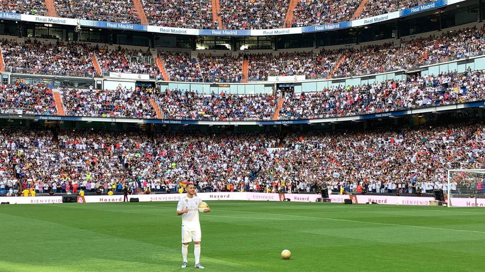 Bom tấn Hazard ch&agrave;o s&acirc;n, 50.000 CĐV Real Madrid l&ecirc;n cơn sốt  - Ảnh 6.