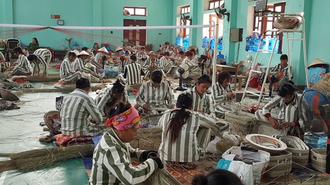 T&agrave;n cuộc ăn chơi của b&agrave; mẹ 4 con vẫn th&iacute;ch... khoe th&acirc;n! - Ảnh 1.