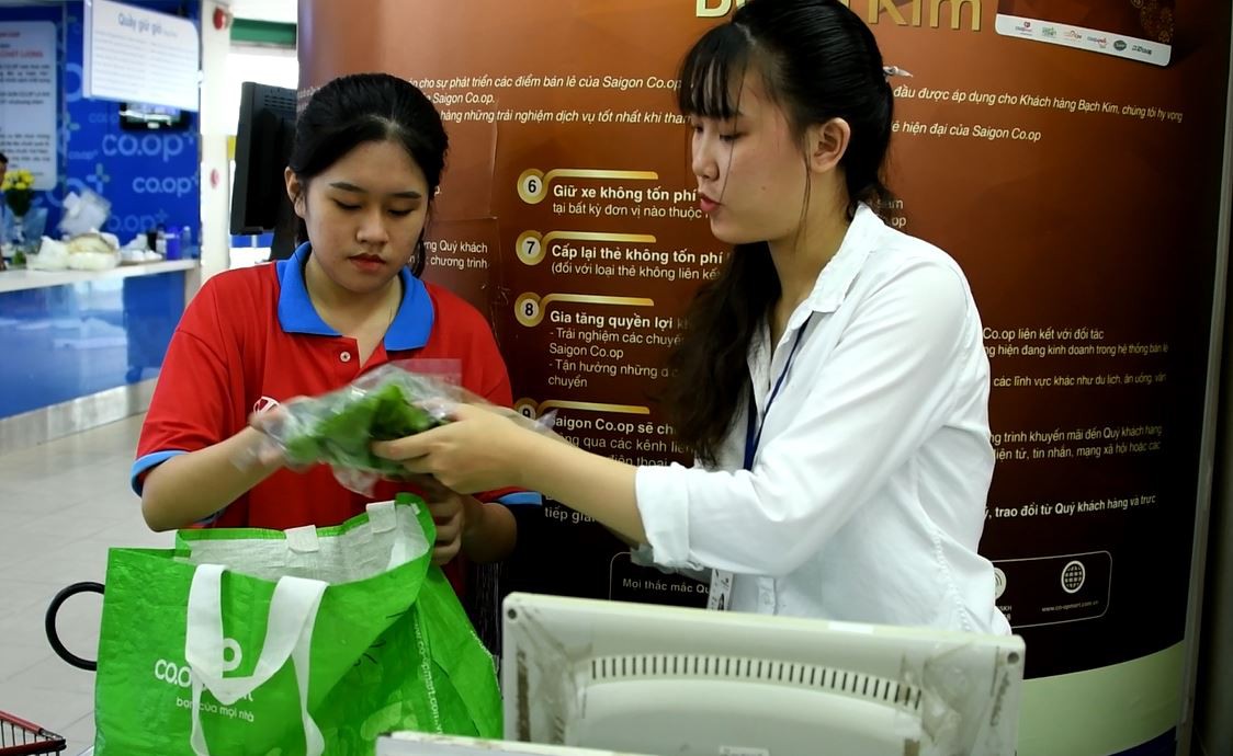 Gần 700 học sinh TP HCM trải nghiệm một ng&agrave;y l&agrave;m nh&acirc;n vi&ecirc;n si&ecirc;u thị - Ảnh 4.