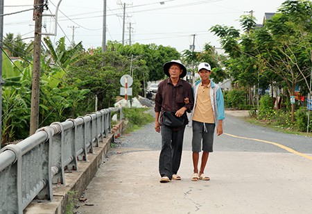 Thương quá ngày hè của trẻ nghèo miệt Hậu Giang