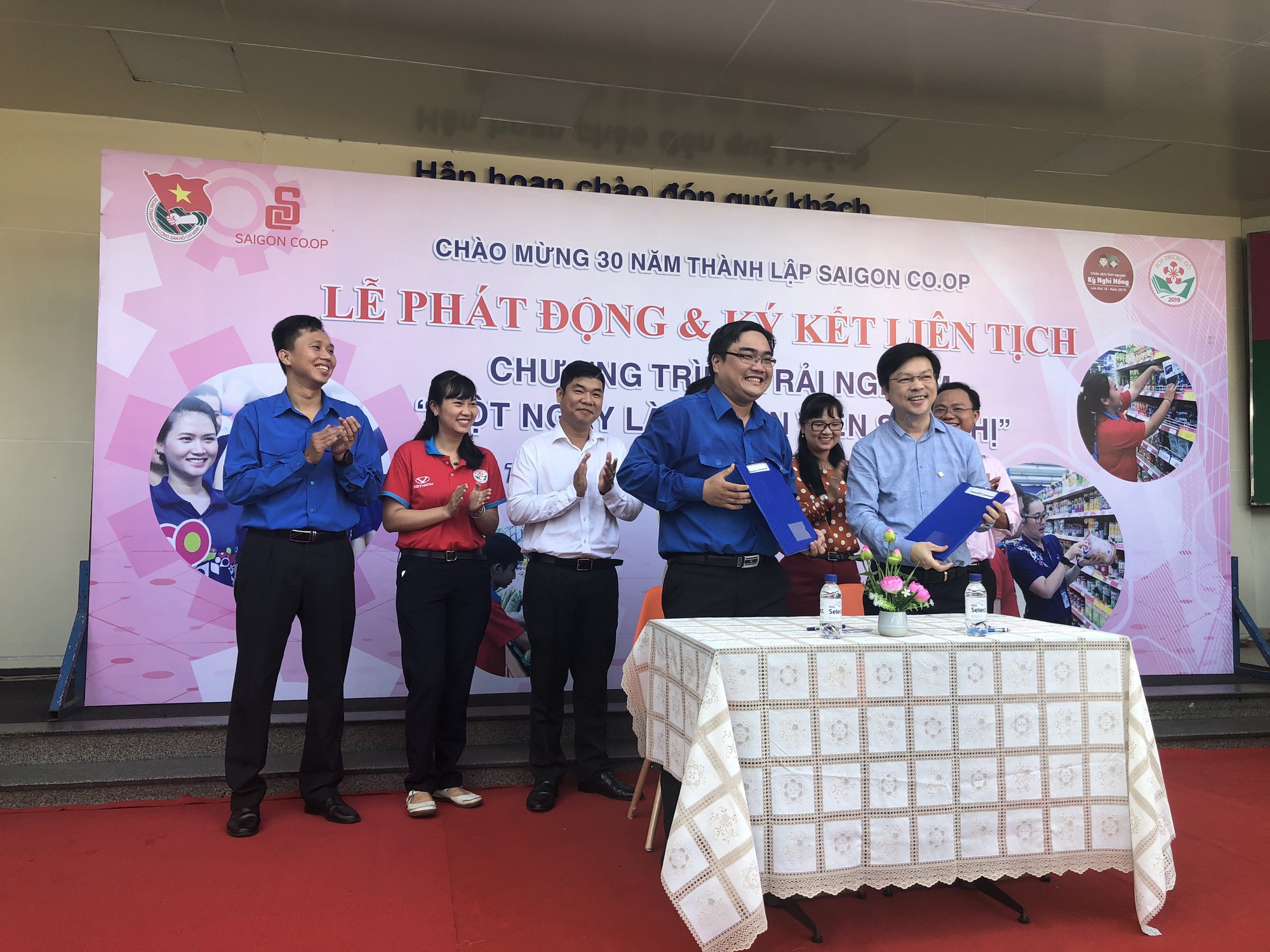 Gần 700 học sinh TP HCM trải nghiệm một ng&agrave;y l&agrave;m nh&acirc;n vi&ecirc;n si&ecirc;u thị - Ảnh 1.