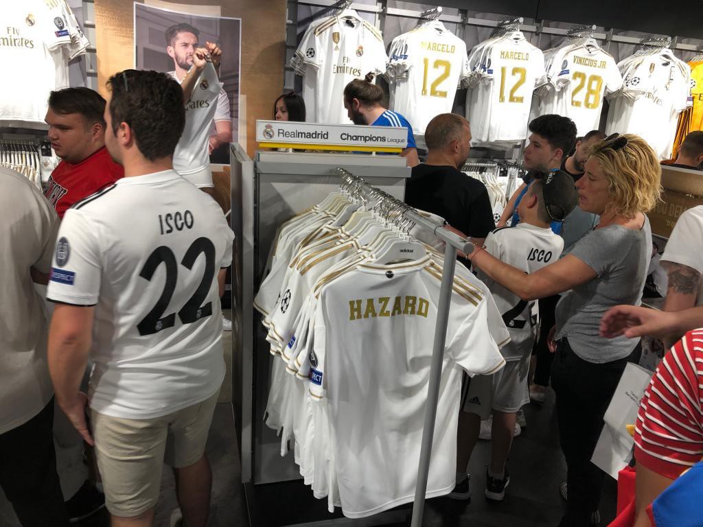 Bom tấn Hazard ch&agrave;o s&acirc;n, 50.000 CĐV Real Madrid l&ecirc;n cơn sốt  - Ảnh 7.