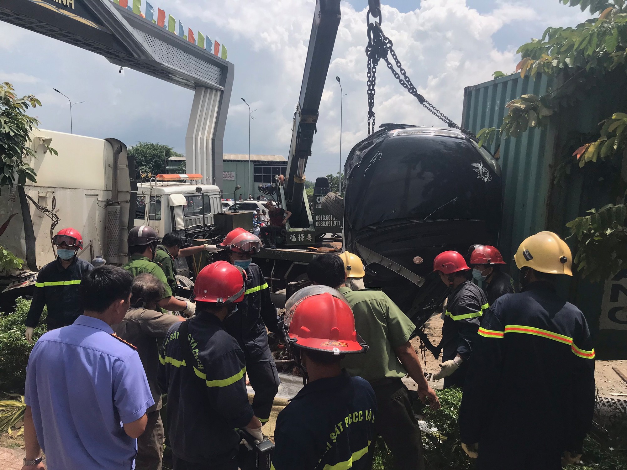 Bắt t&agrave;i xế xe container l&ugrave;a &ocirc;t&ocirc; khiến 5 người chết - Ảnh 1.