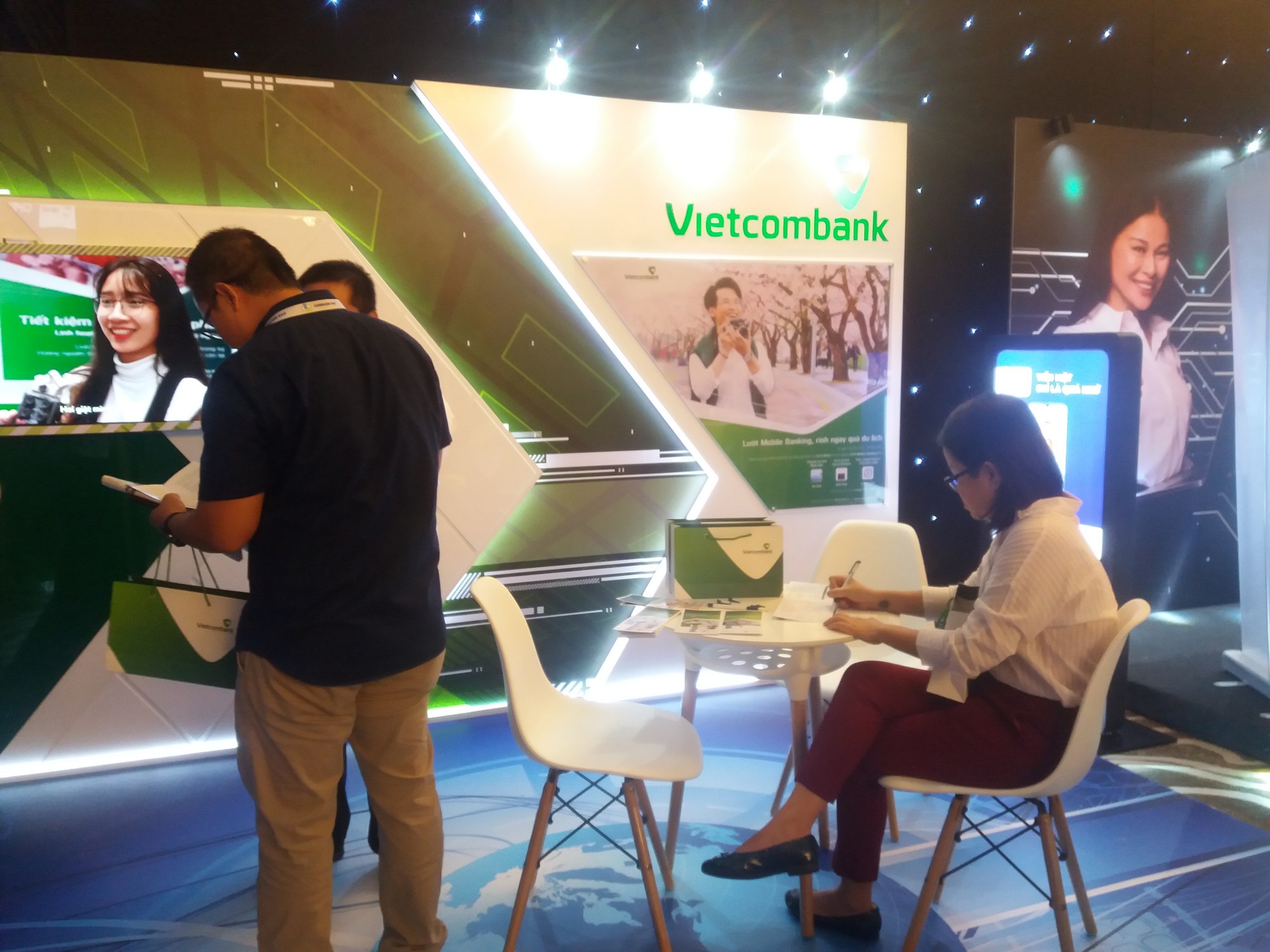 Hàng loạt ngân hàng miễn phí thanh toán không tiền mặt