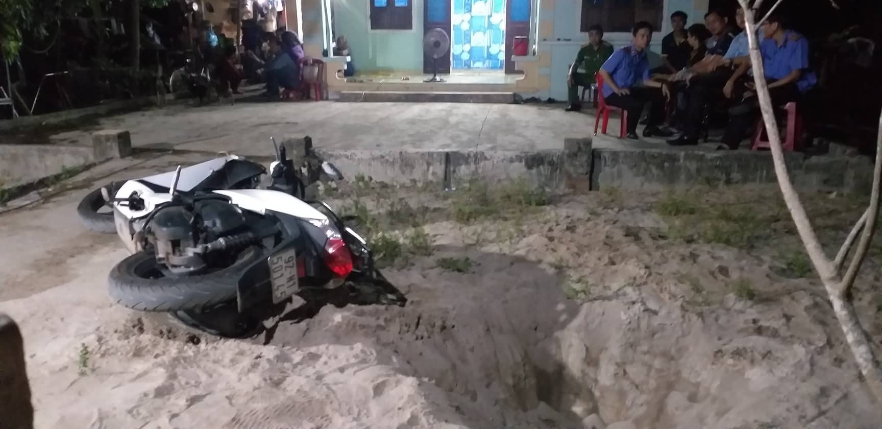 Vào tận nhà truy sát 3 cha con: Đề nghị khởi tố 6 bị can - Ảnh 2.