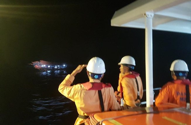 Trung Quốc cứu hộ 1 ngư dân Việt Nam nguy kịch trên biển