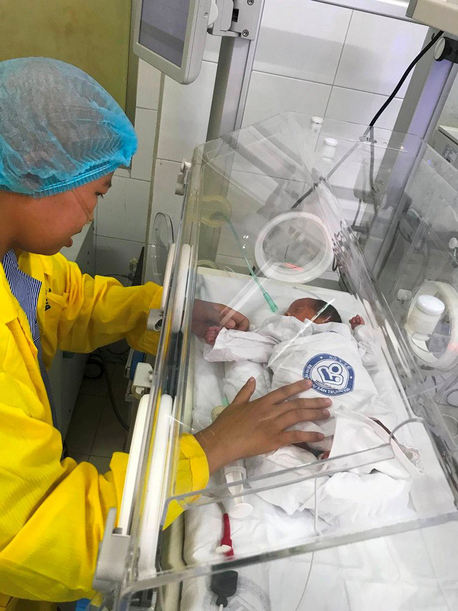 Trào nước mắt khoảnh khắc người mẹ ung thư vú lần đầu ôm con vào lòng - Ảnh 5.