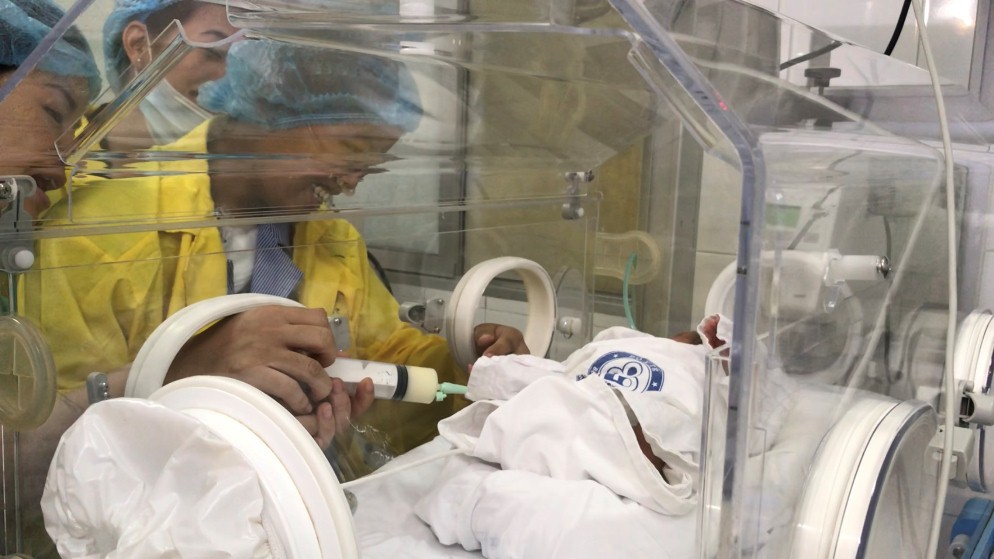 Trào nước mắt khoảnh khắc người mẹ ung thư vú lần đầu ôm con vào lòng - Ảnh 6.
