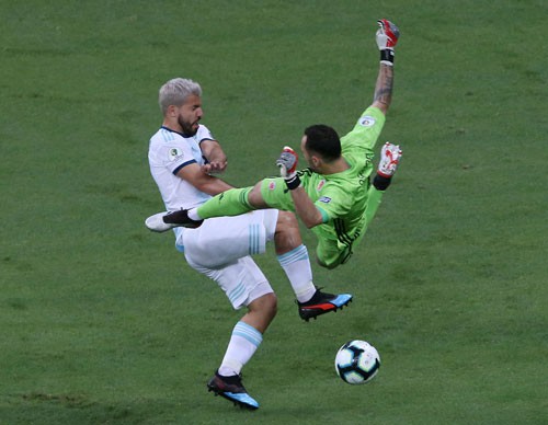Argentina thua sốc: Đừng trách Messi