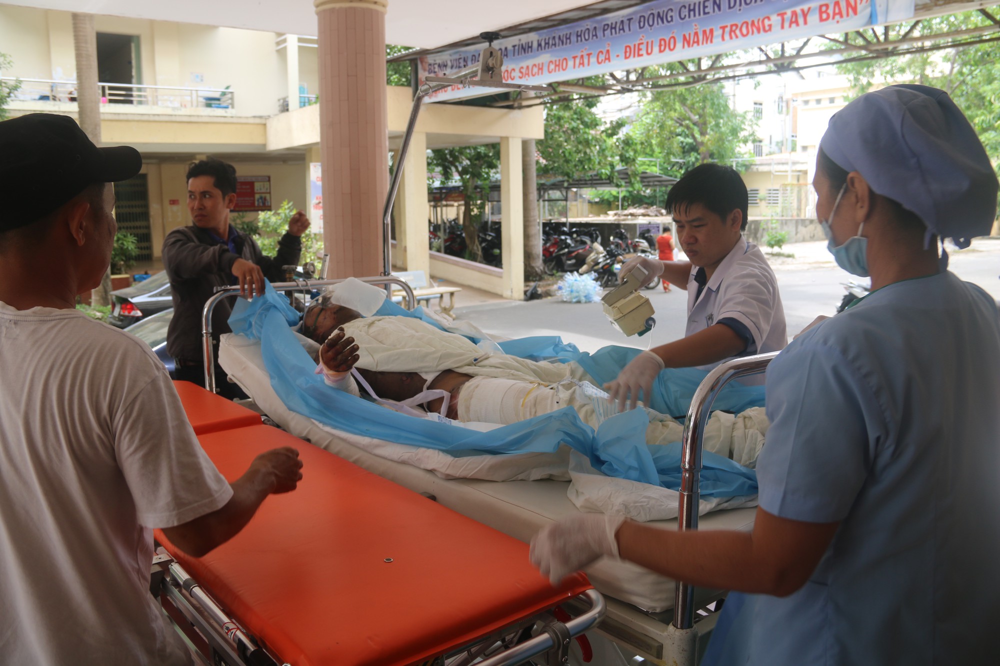 Vụ cháy nổ xăng, dầu ở Cam Ranh: Ngoài 2 người tử vong, nhiều người bị phỏng rất nặng