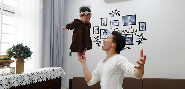 Bị chỉ tr&iacute;ch, Quốc Nghiệp vẫn th&iacute;ch tr&ograve; mạo hiểm với con nhỏ - Ảnh 1.