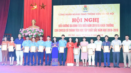 Tuyên dương gia đình CNVC-LĐ tiêu biểu