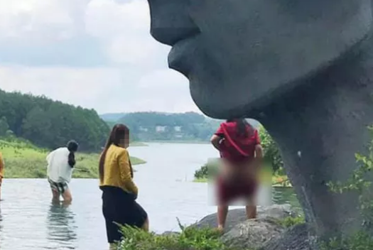 Hết giành chỗ chụp hình lại vô tư phóng uế ở hồ Vô Cực - Đà Lạt