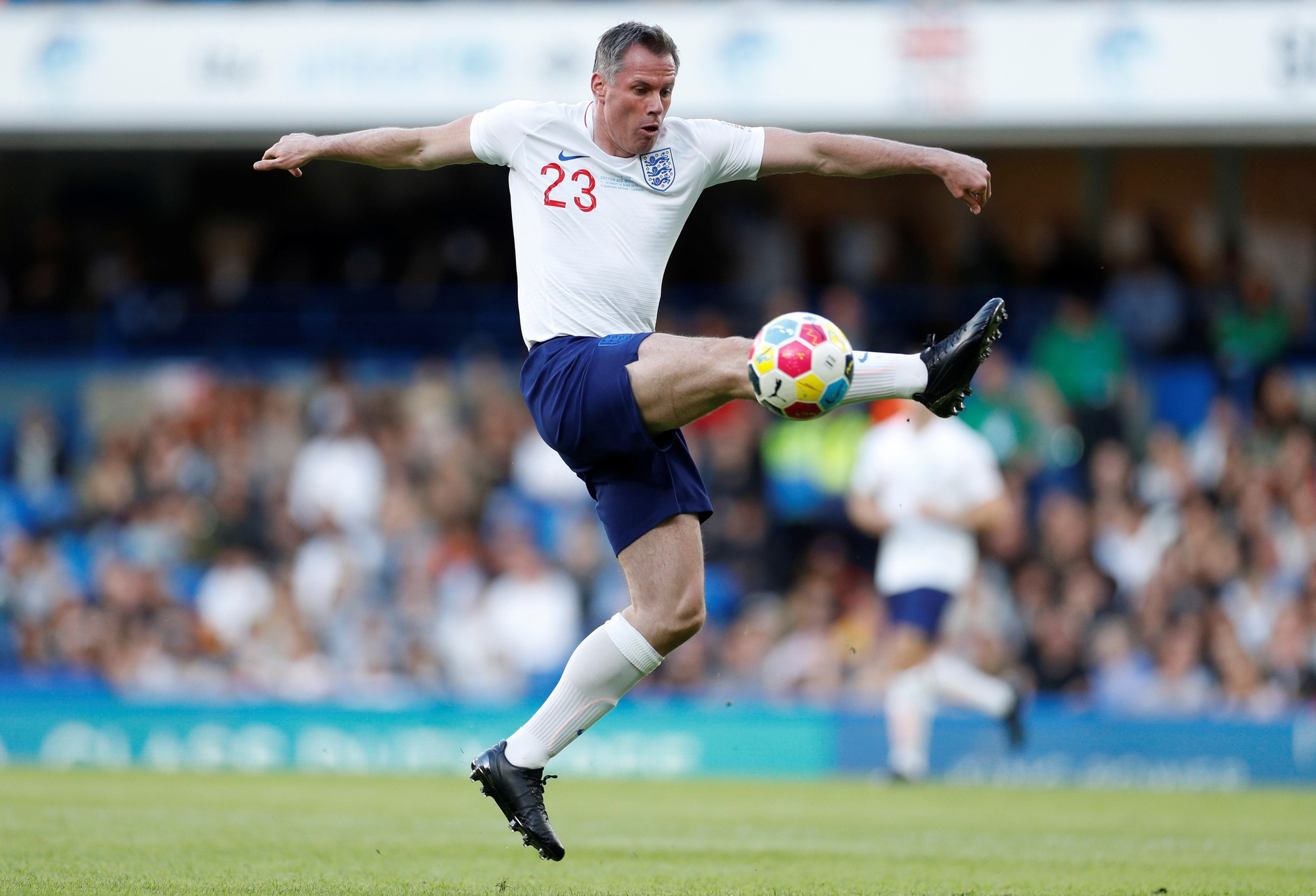 Jamie Carragher bị chế giễu vì để Usain Bolt vượt mặt ghi bàn