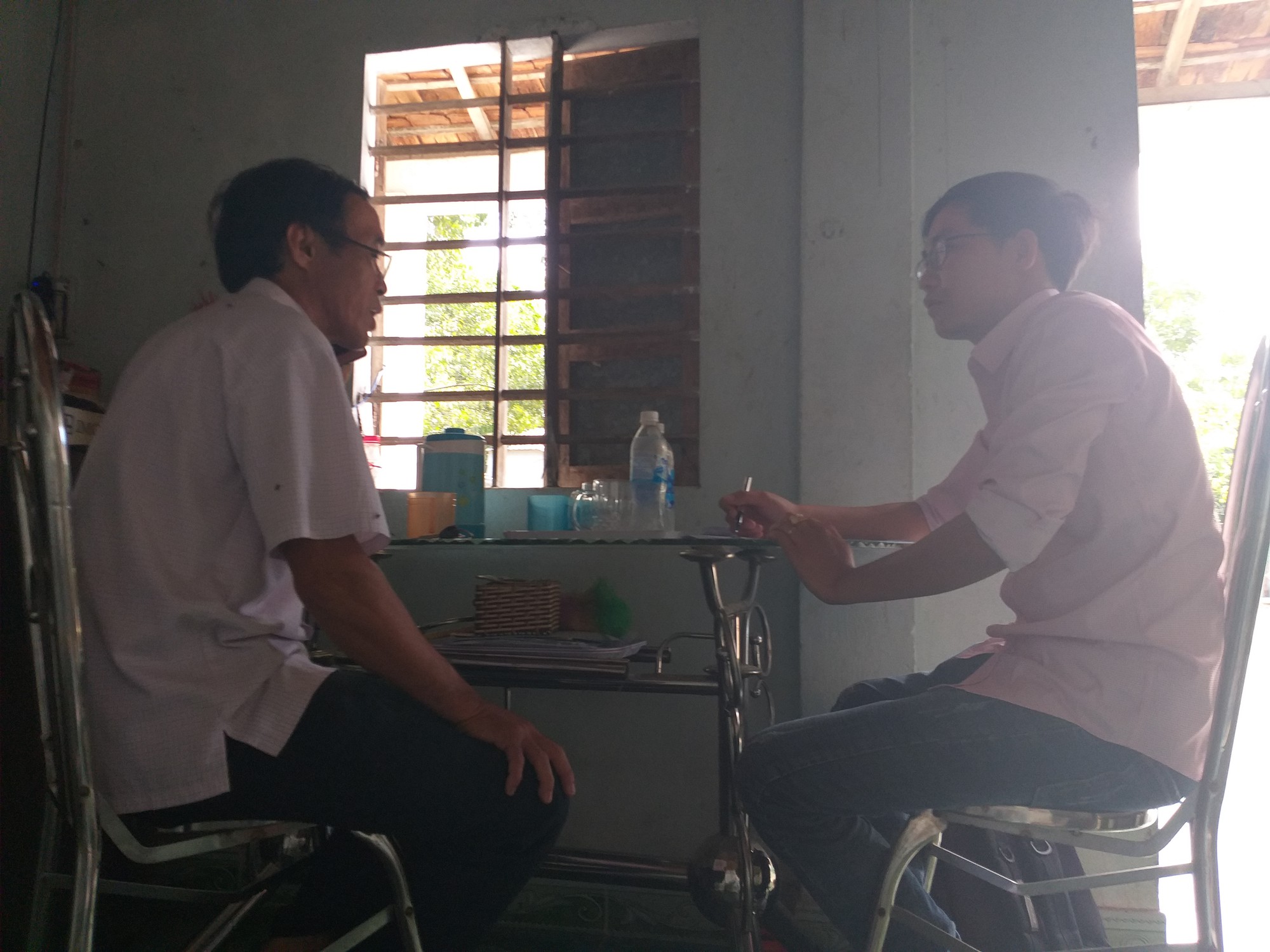 Vụ truy s&aacute;t v&igrave; chuồng heo thối: Cho th&ocirc;i l&agrave;m trưởng, b&iacute; thư th&ocirc;n - Ảnh 1.