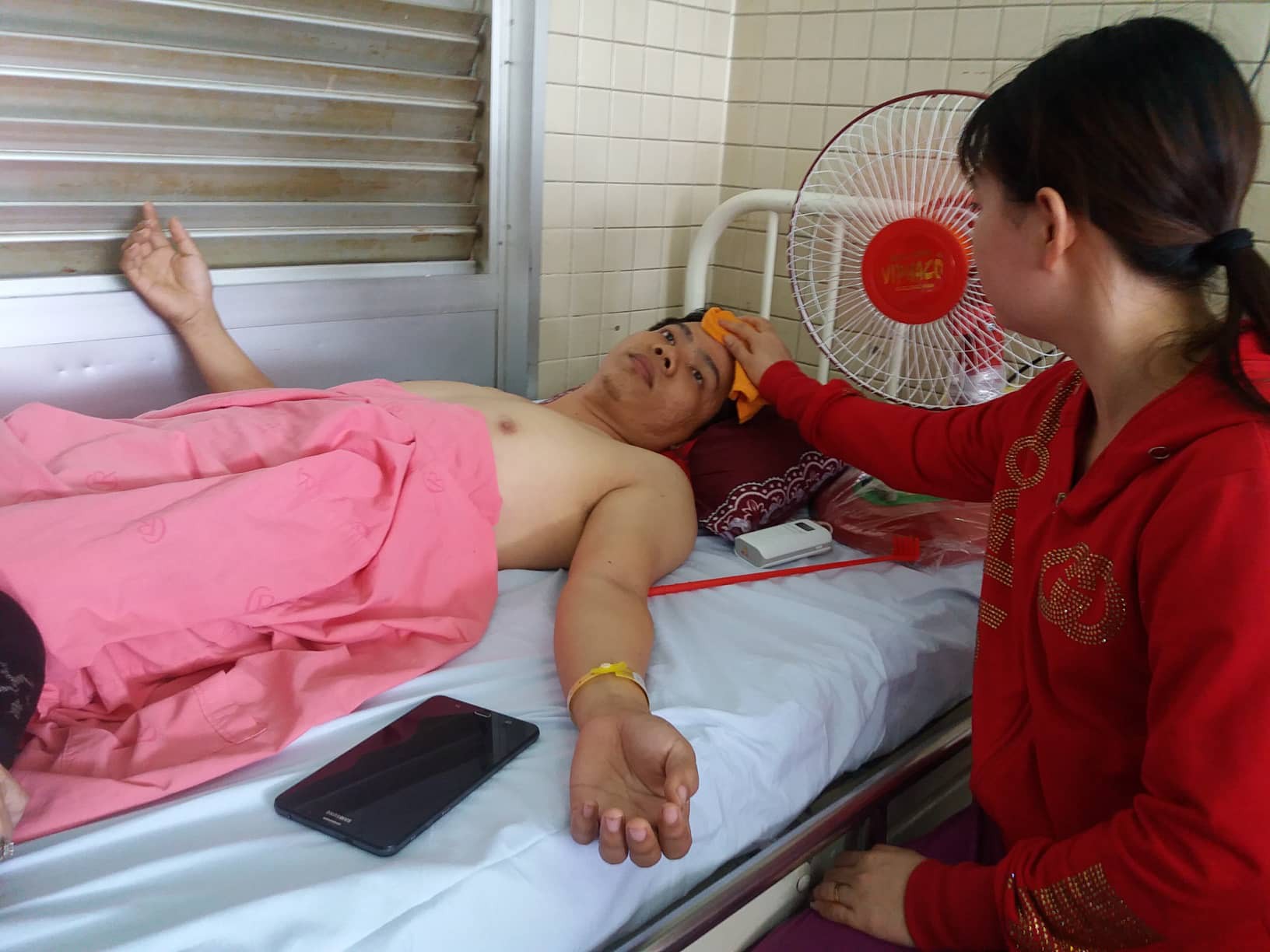 Bệnh viện Chợ Rẫy n&oacute;i g&igrave; về vụ g&atilde;y đốt sống, khoan nhầm cẳng ch&acirc;n? - Ảnh 2.