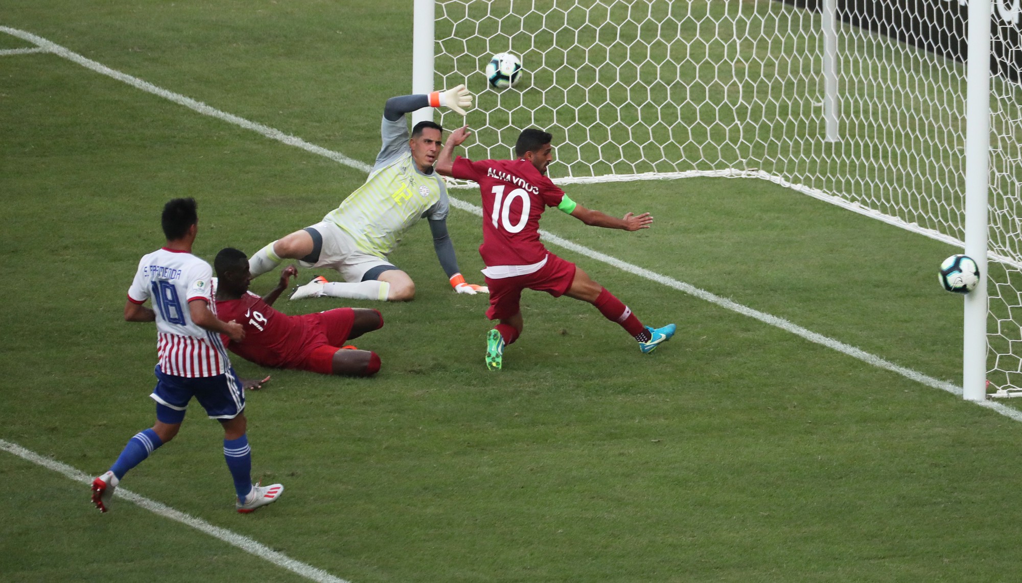 Clip: Ngược d&ograve;ng cầm h&ograve;a Paraguay, Qatar g&acirc;y sốc Copa America - Ảnh 4.