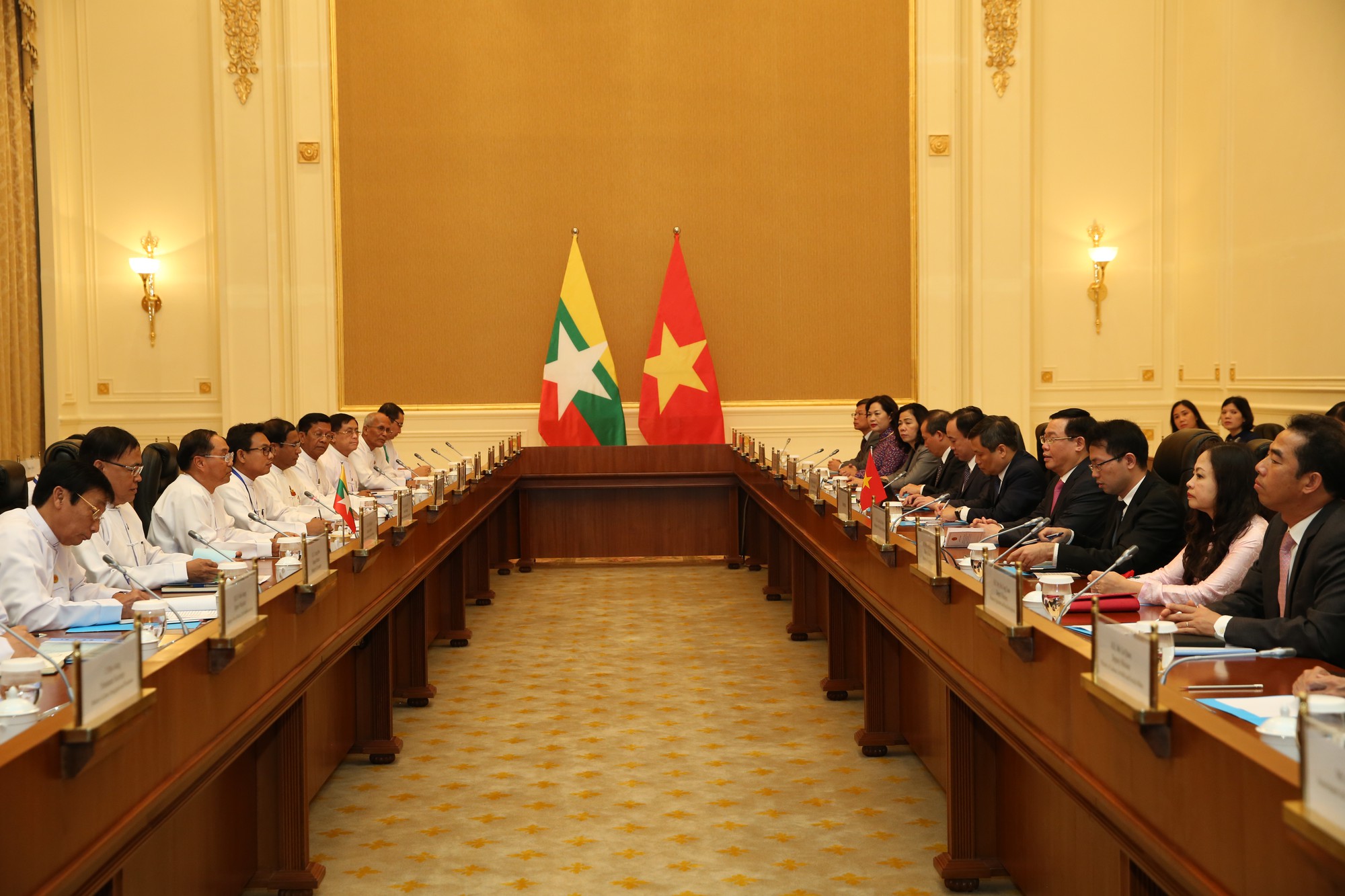 Ph&oacute; Thủ tướng Vương Đ&igrave;nh Huệ gặp b&agrave; San Suu Kyi b&agrave;n về hợp t&aacute;c kinh tế - Ảnh 1.