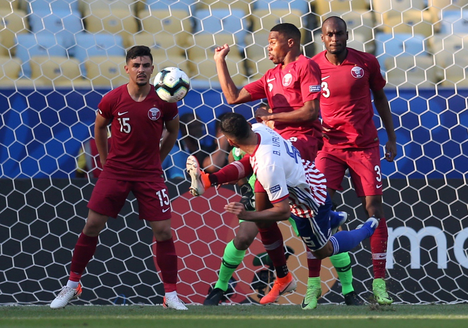 Clip: Ngược d&ograve;ng cầm h&ograve;a Paraguay, Qatar g&acirc;y sốc Copa America - Ảnh 2.