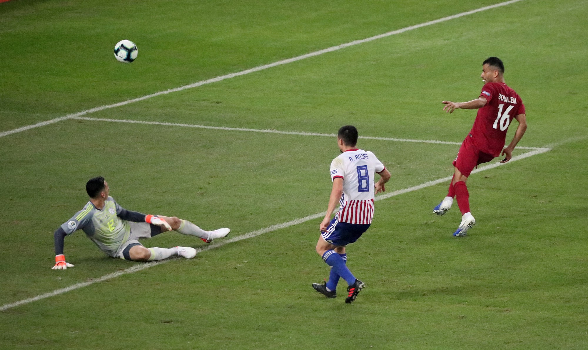 Clip: Ngược d&ograve;ng cầm h&ograve;a Paraguay, Qatar g&acirc;y sốc Copa America - Ảnh 7.