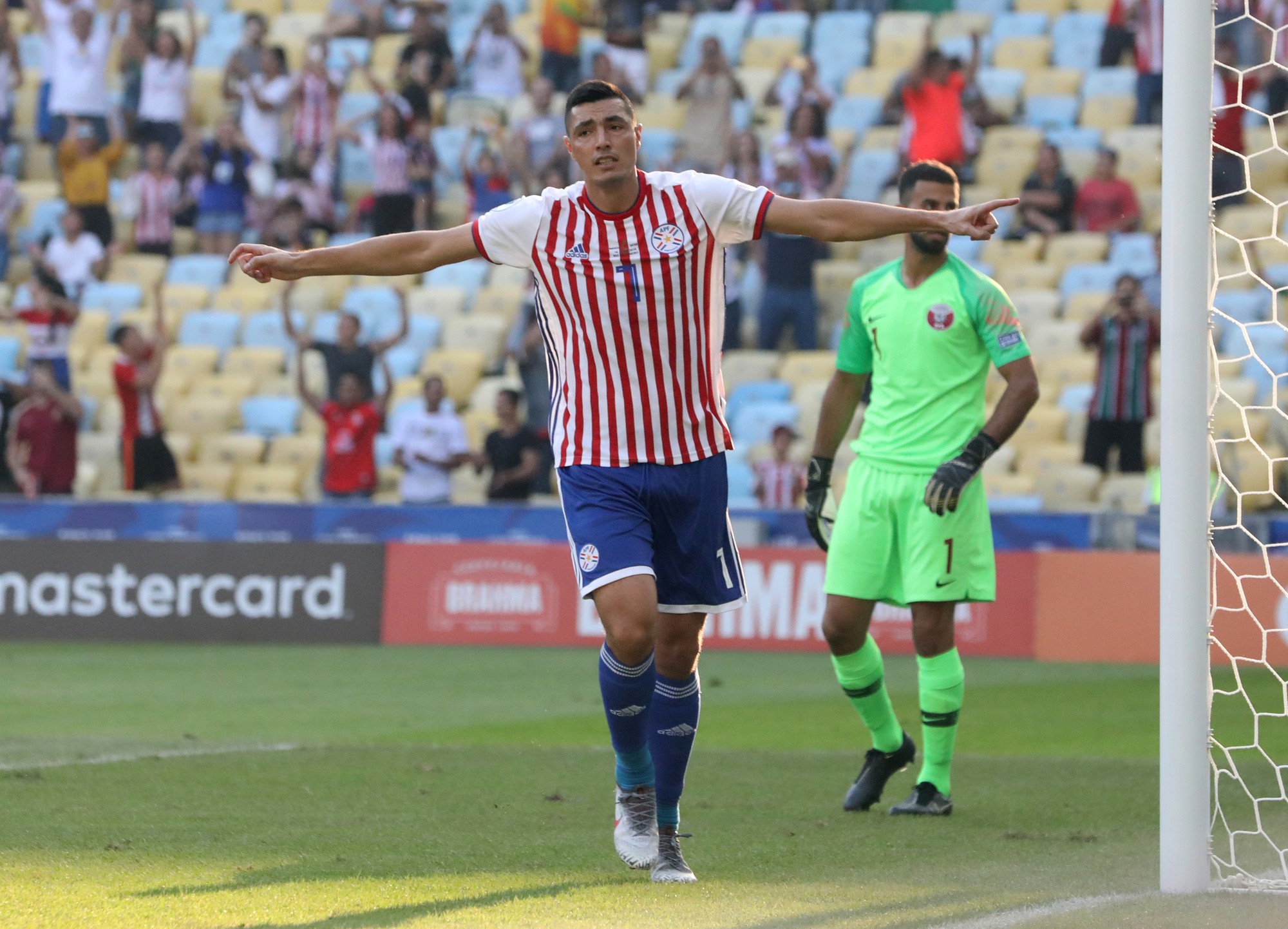 Clip: Ngược d&ograve;ng cầm h&ograve;a Paraguay, Qatar g&acirc;y sốc Copa America - Ảnh 3.