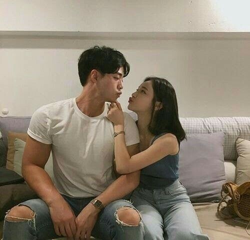 V&ocirc; duy&ecirc;n kh&oacute; đỡ tr&ecirc;n giường - Ảnh 1.