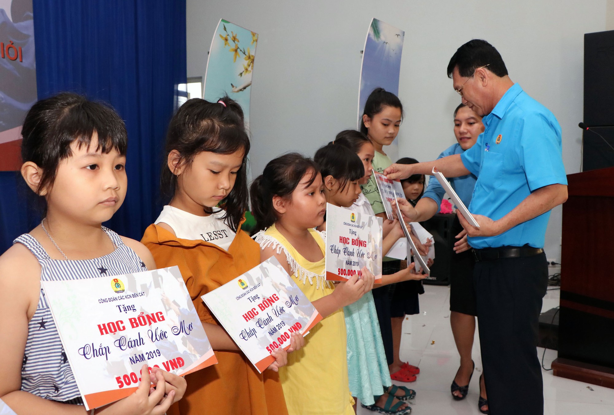 B&Igrave;NH DƯƠNG: Tặng 350 suất học bổng vượt kh&oacute; cho con c&ocirc;ng nh&acirc;n - Ảnh 1.