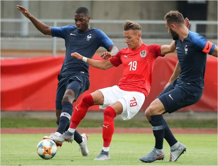 Ghê rợn cảnh gẫy lìa chân của tài năng trẻ RB Leipzig