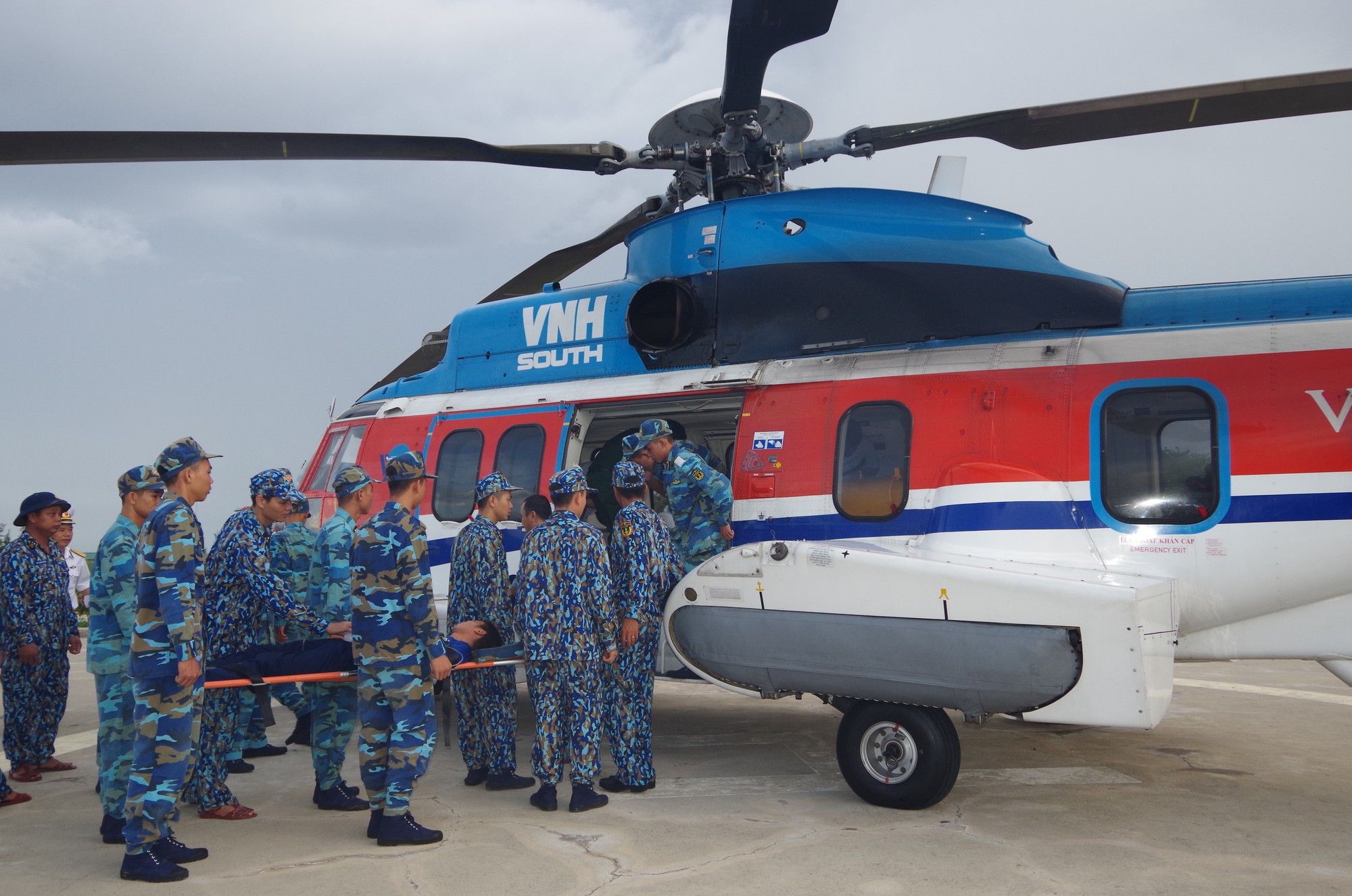 Một chiến sĩ tại Trường Sa bị đột quỵ được đưa về đất liền an to&agrave;n - Ảnh 1.