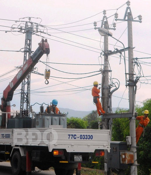 C&uacute;p điện cả ng&agrave;y tr&ecirc;n diện rộng, người d&acirc;n TP Quy Nhơn k&eacute;o nhau đi trốn n&oacute;ng - Ảnh 1.