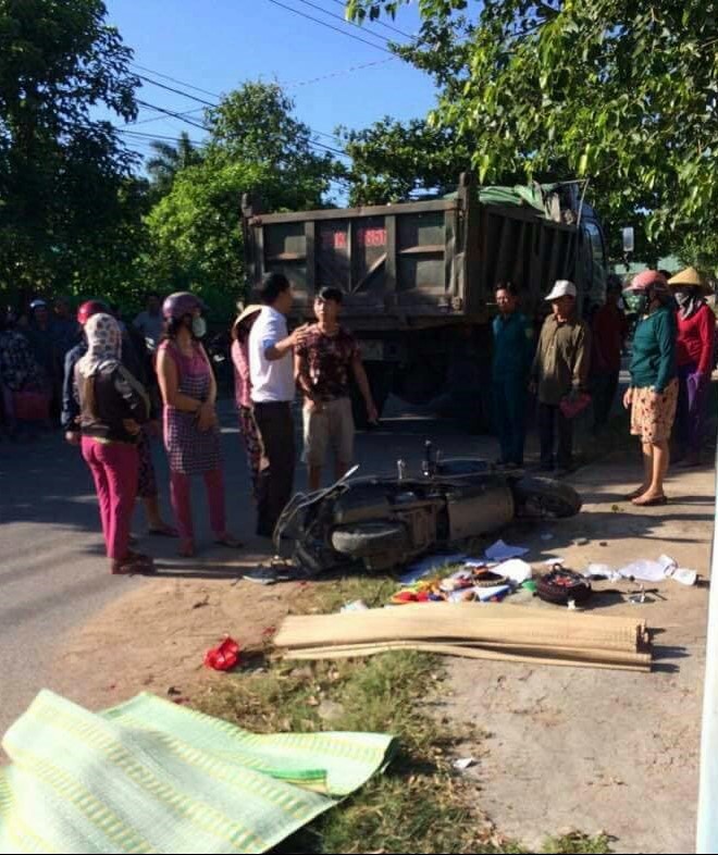 Chở 2 con nhỏ đi học bị xe ben tông, 3 mẹ con thương vong